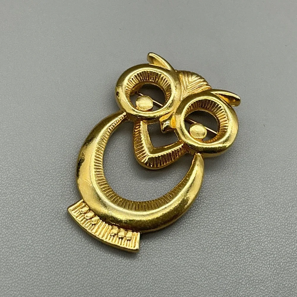 Owl Brooch Pin Women Gold Tone Textured Metal Animal Bird Fashion Jewelry 1.75